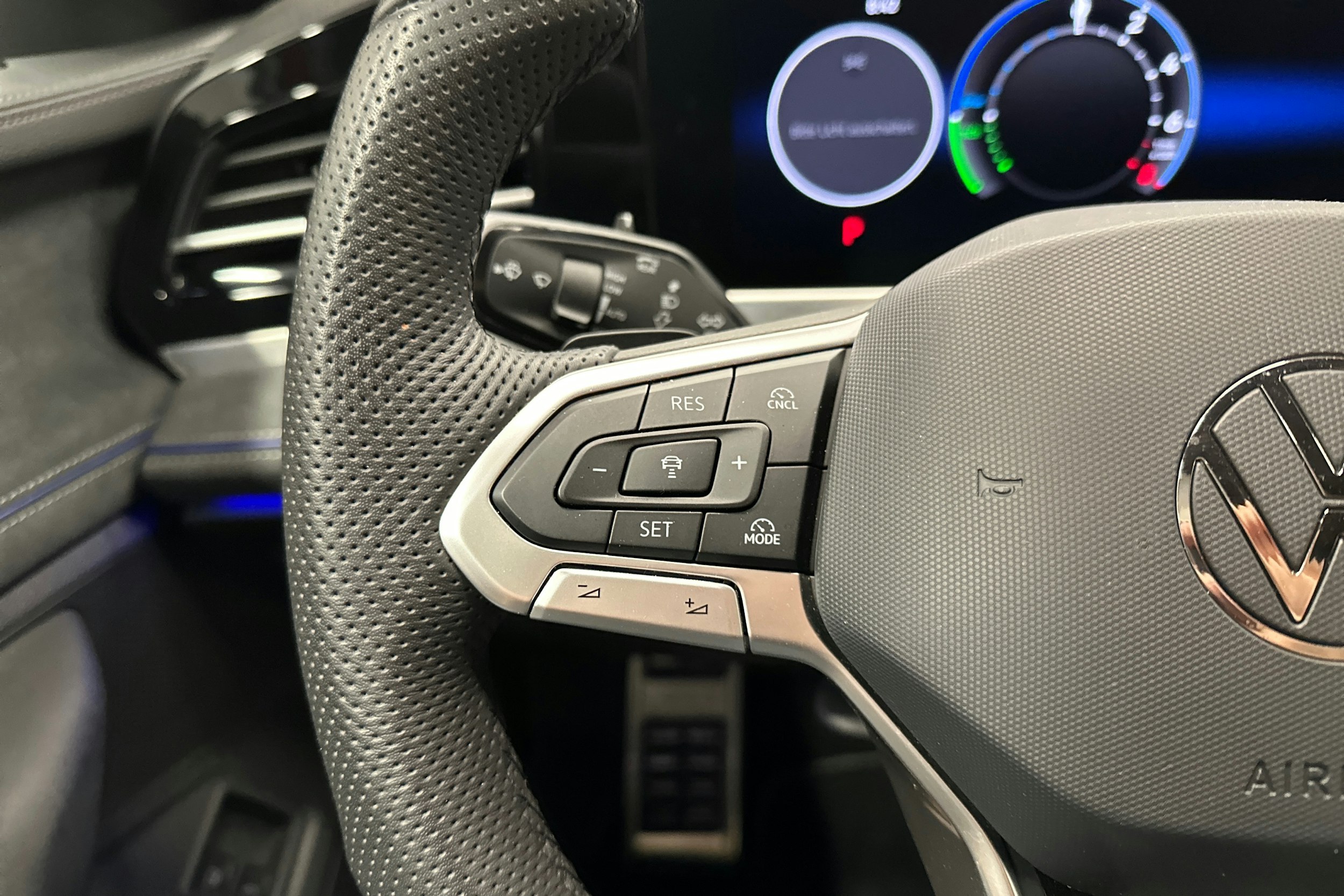 punainen Volkswagen Passat 2025 kuva 14.