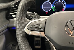 punainen Volkswagen Passat 2025 kuva 14.