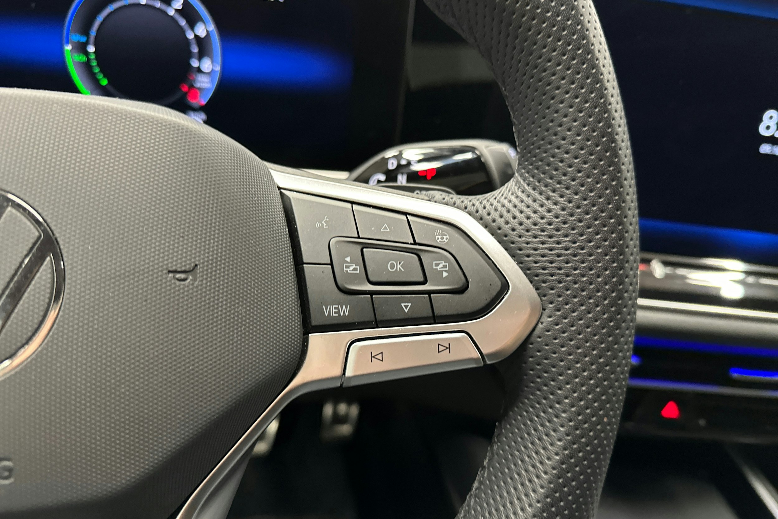 punainen Volkswagen Passat 2025 kuva 15.