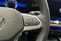 punainen Volkswagen Passat 2025 kuva 15.