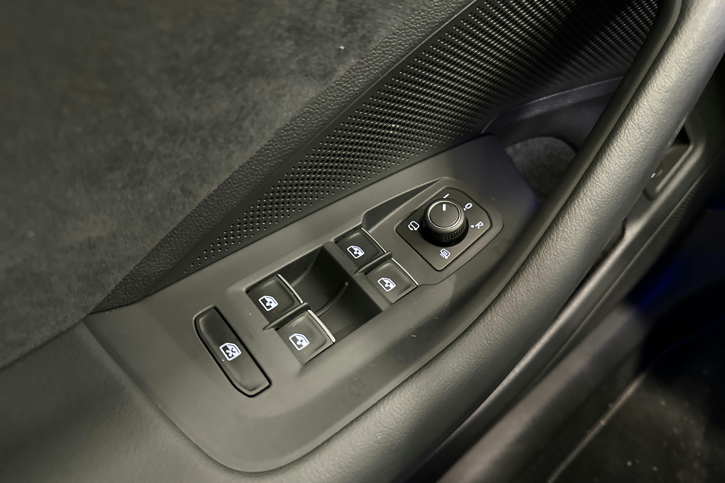 punainen Volkswagen Passat 2025 kuva 16.