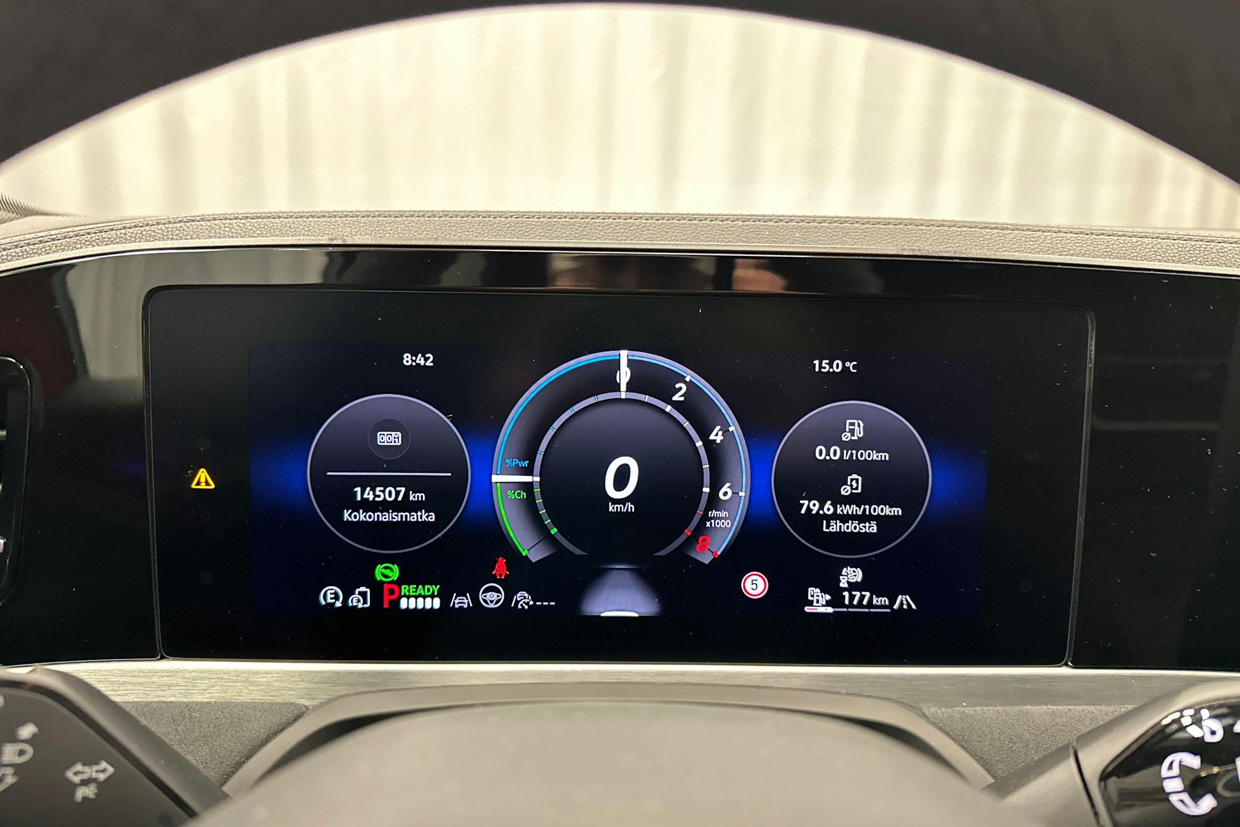 punainen Volkswagen Passat 2025 kuva 17.