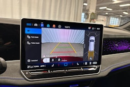 punainen Volkswagen Passat 2025 kuva 18.