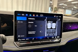 punainen Volkswagen Passat 2025 kuva 19.