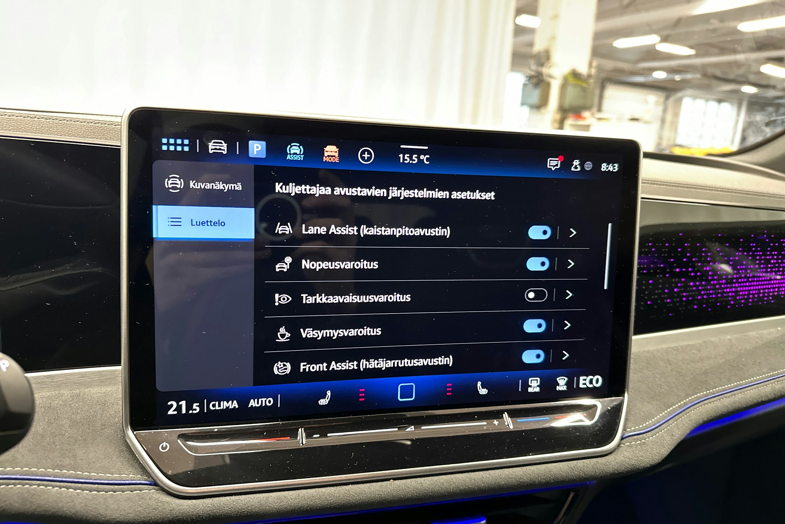 punainen Volkswagen Passat 2025 kuva 20.