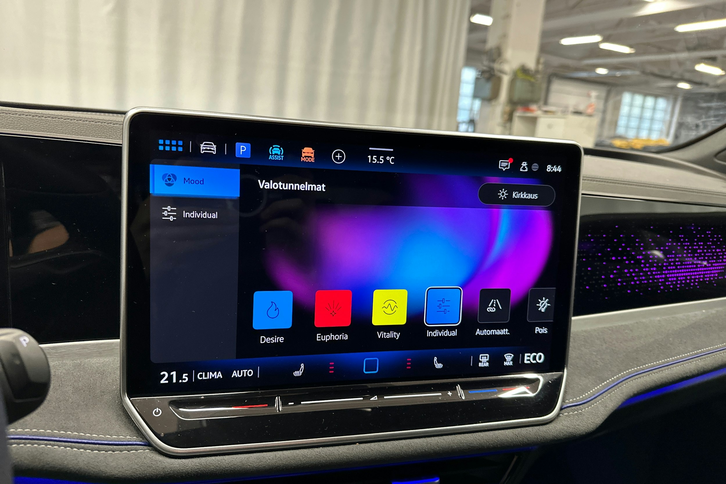 punainen Volkswagen Passat 2025 kuva 25.