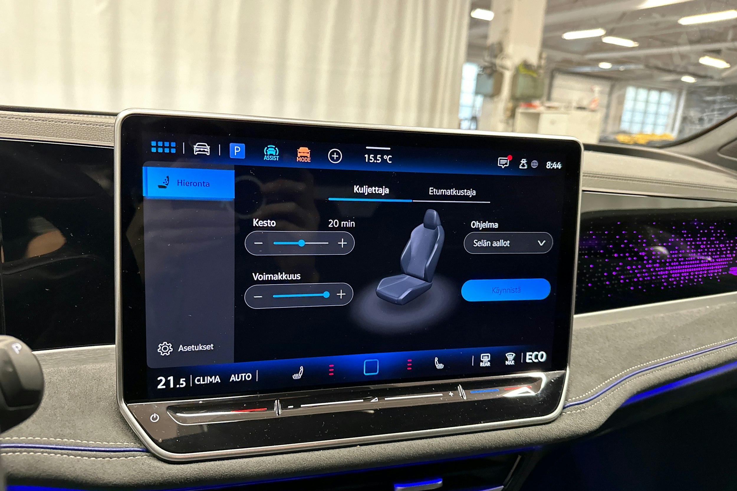 punainen Volkswagen Passat 2025 kuva 26.