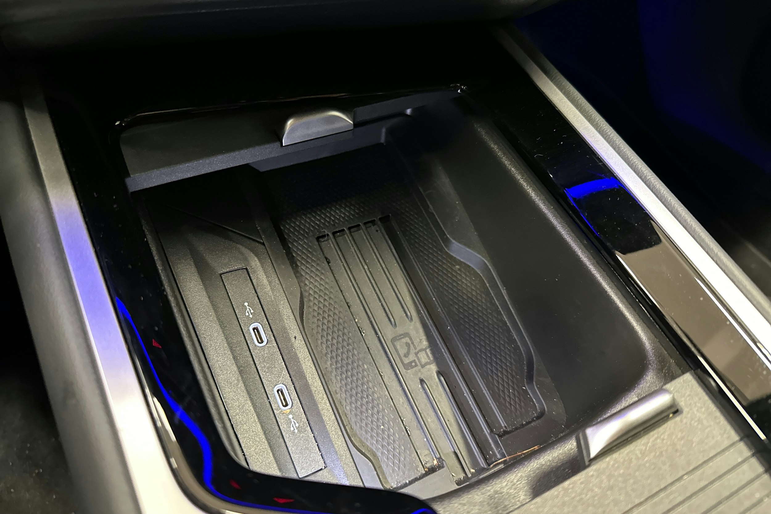 punainen Volkswagen Passat 2025 kuva 27.