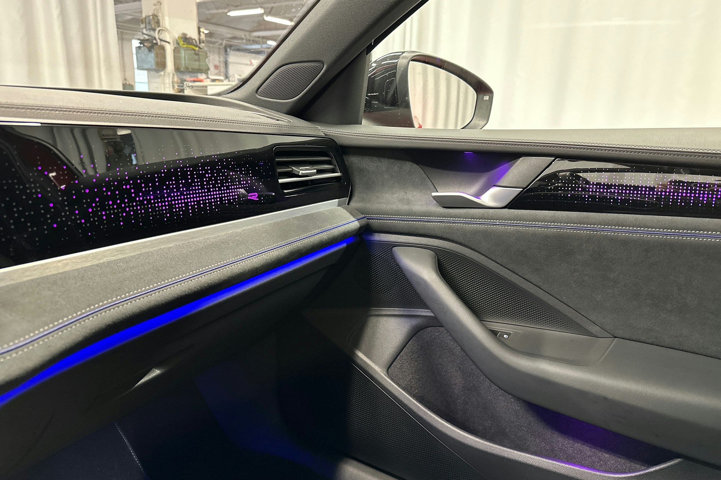 punainen Volkswagen Passat 2025 kuva 30.