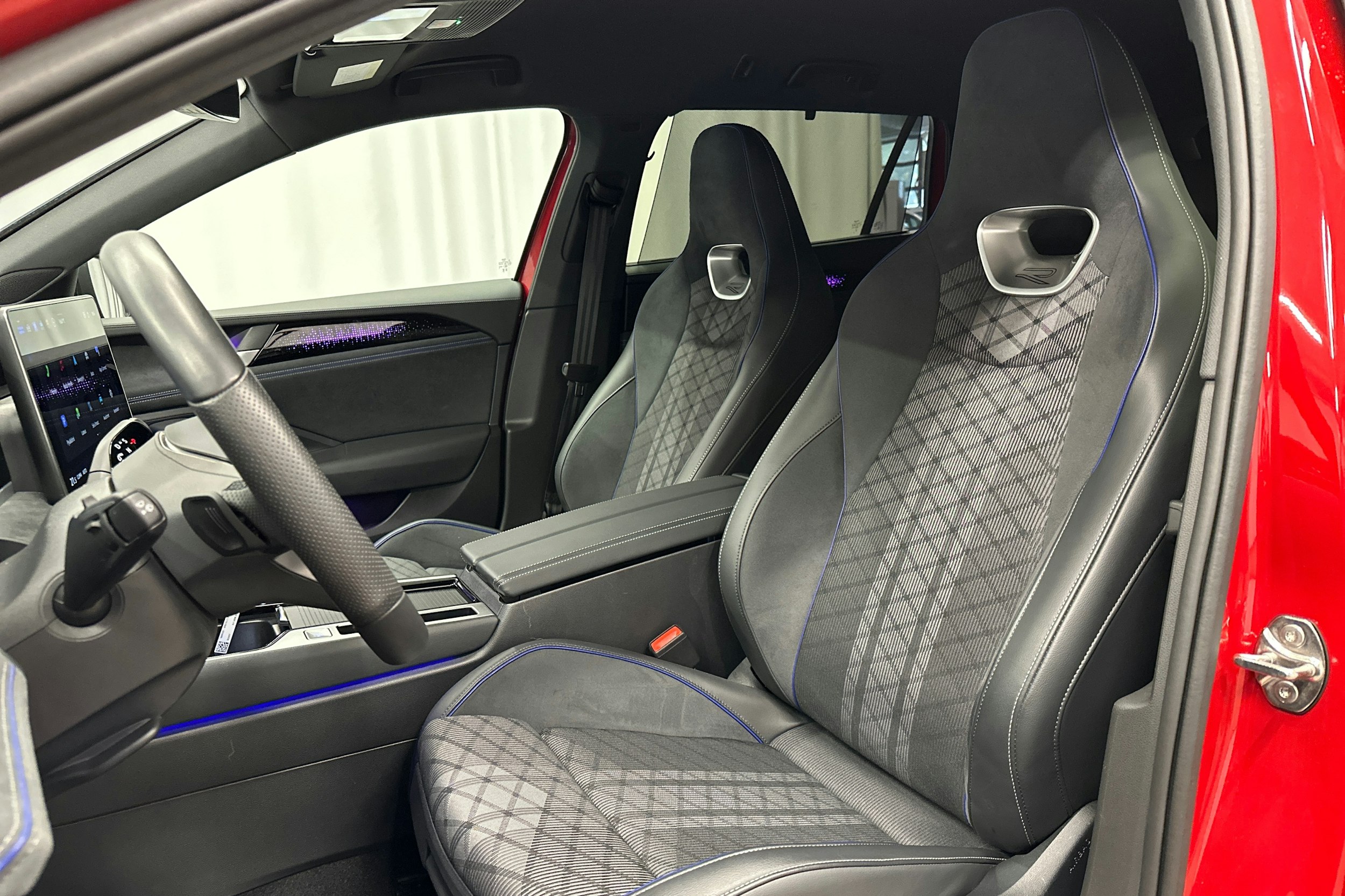 punainen Volkswagen Passat 2025 kuva 31.