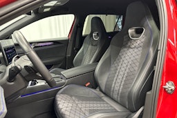 punainen Volkswagen Passat 2025 kuva 31.