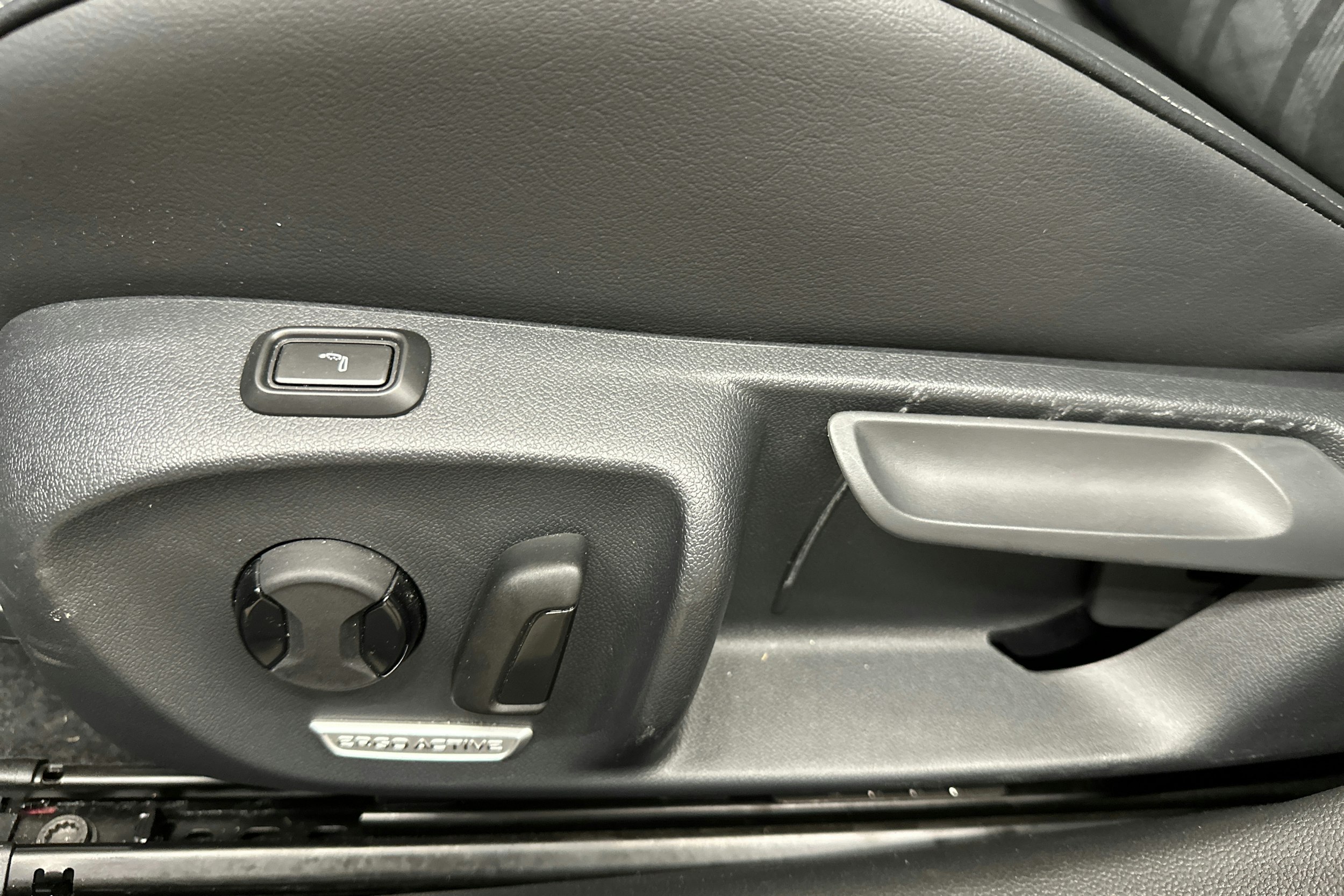 punainen Volkswagen Passat 2025 kuva 32.