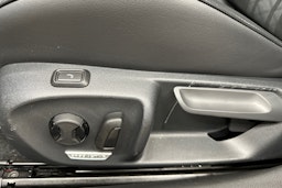 punainen Volkswagen Passat 2025 kuva 32.