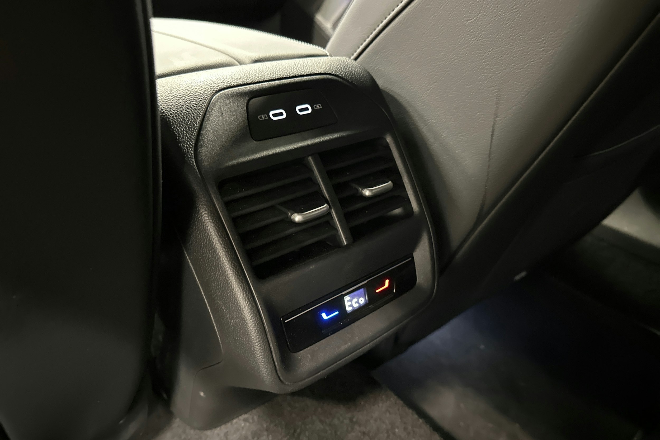 punainen Volkswagen Passat 2025 kuva 33.