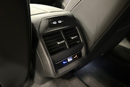 punainen Volkswagen Passat 2025 kuva 33.