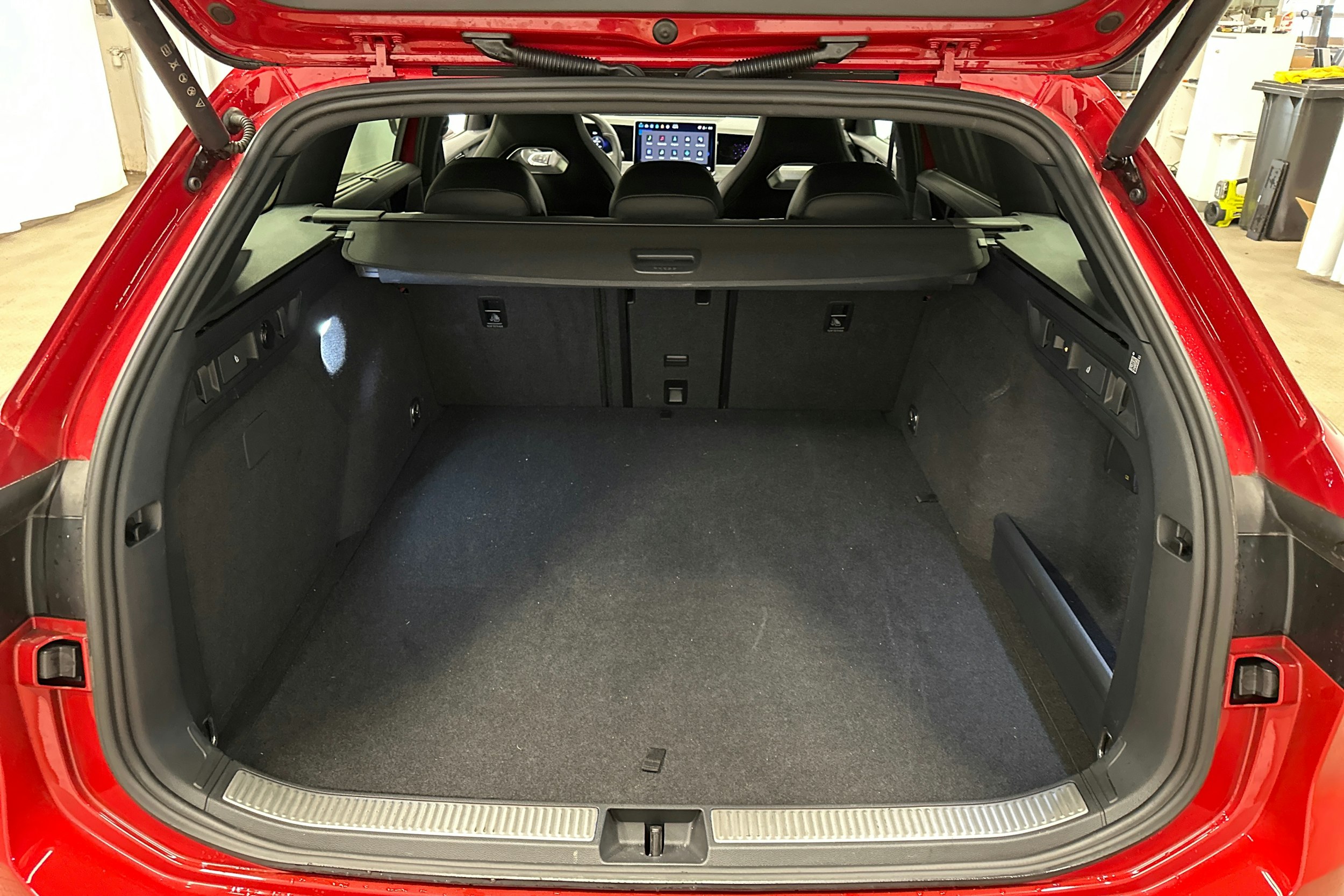 punainen Volkswagen Passat 2025 kuva 34.