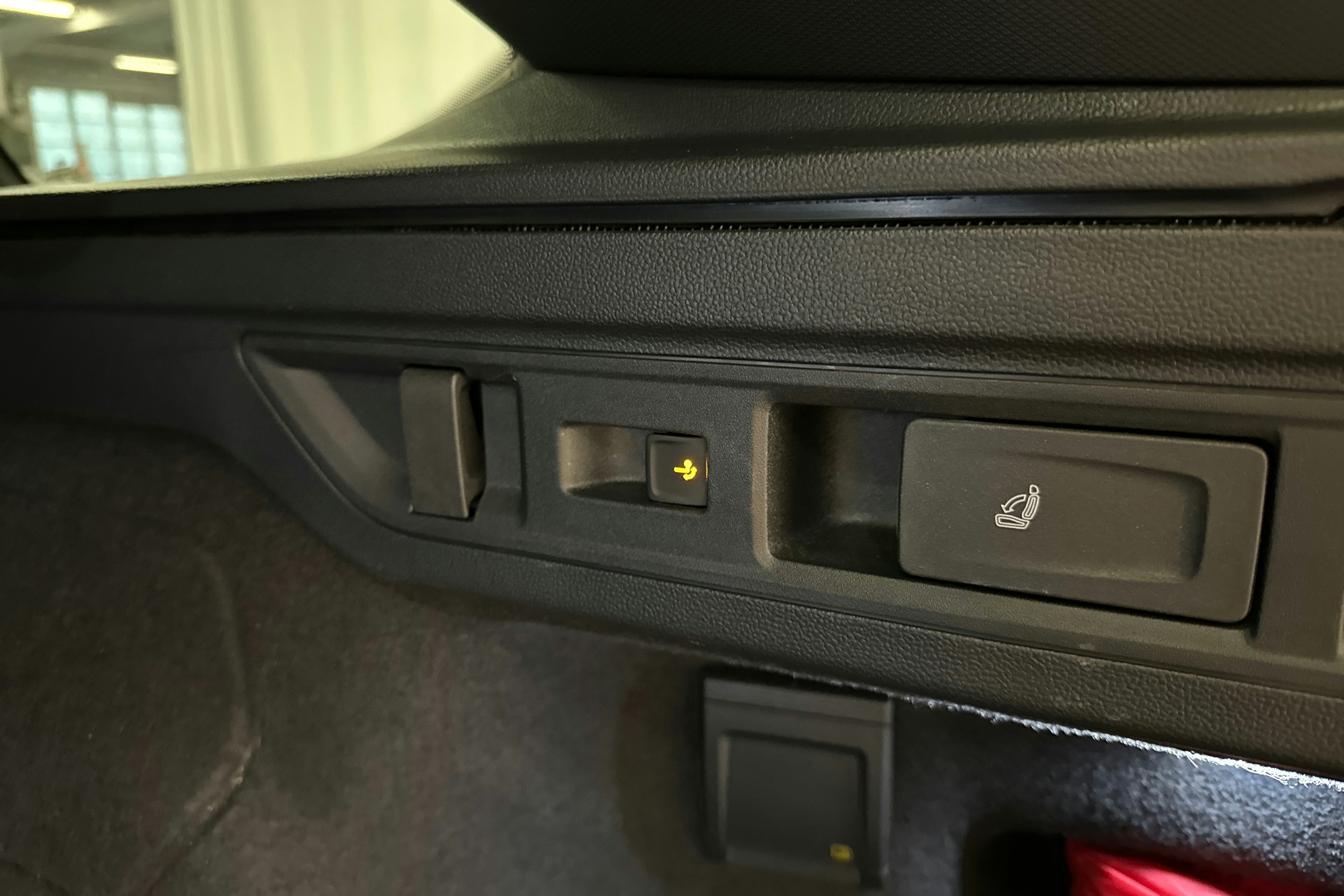 punainen Volkswagen Passat 2025 kuva 36.