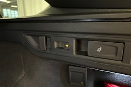 punainen Volkswagen Passat 2025 kuva 36.