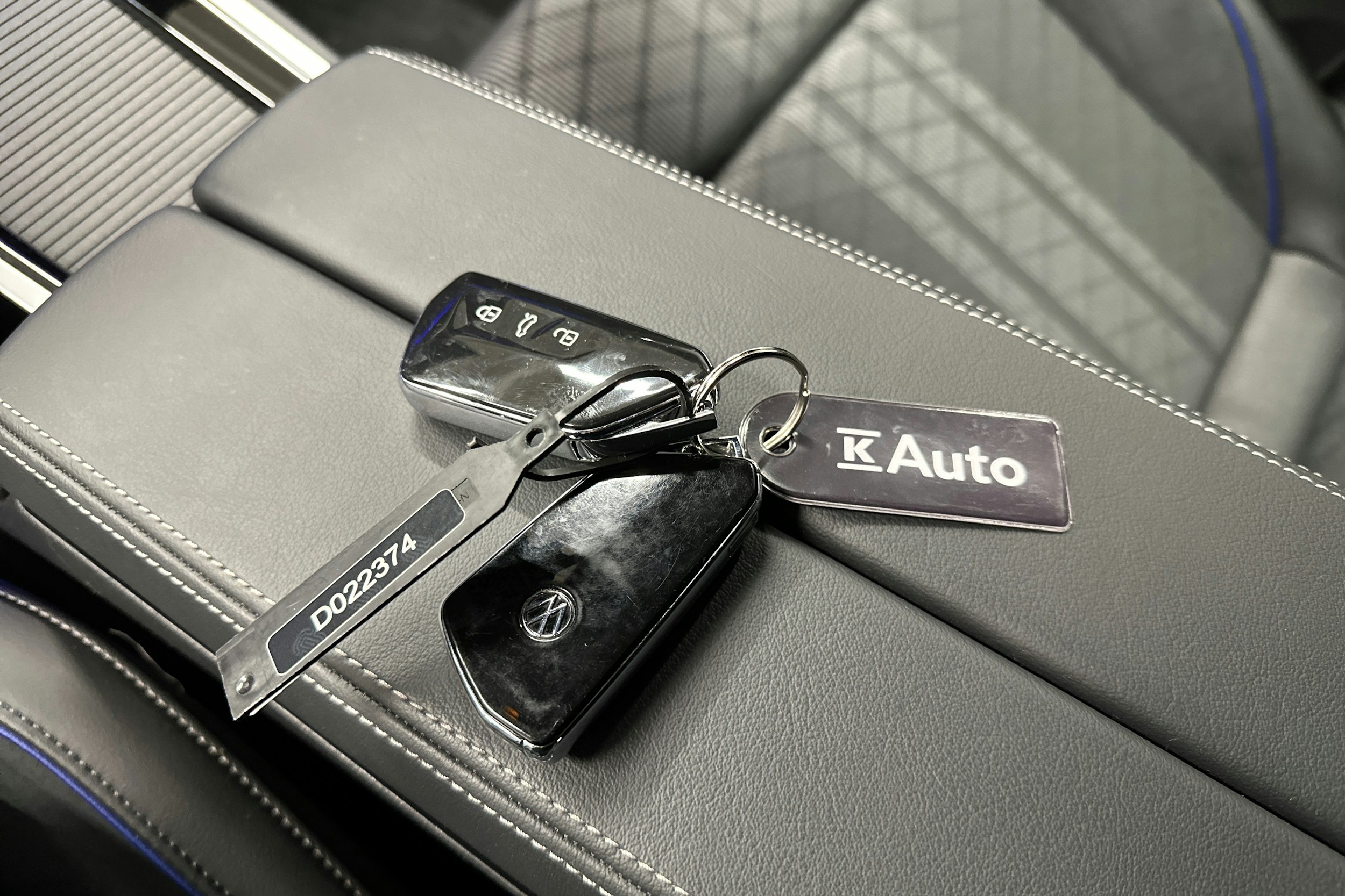 punainen Volkswagen Passat 2025 kuva 38.