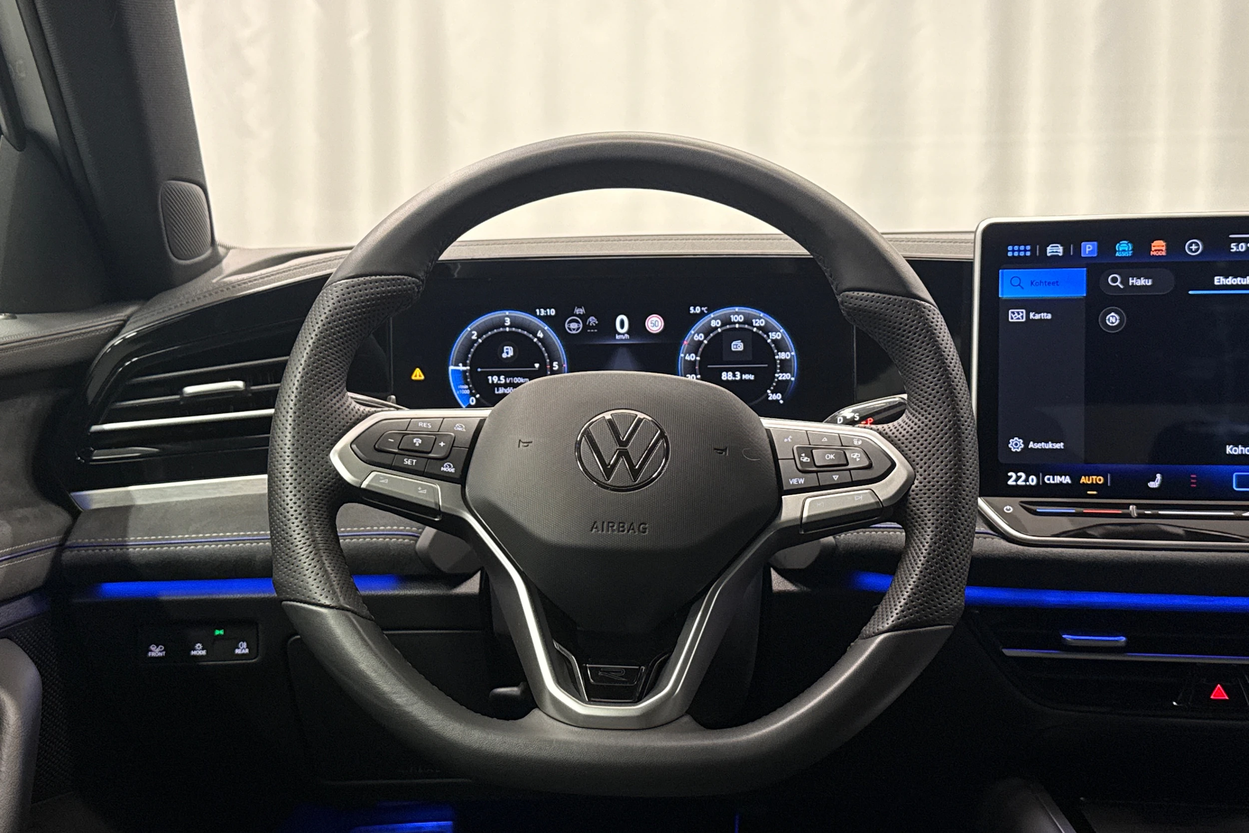 valkoinen Volkswagen Passat 2025 kuva 11.