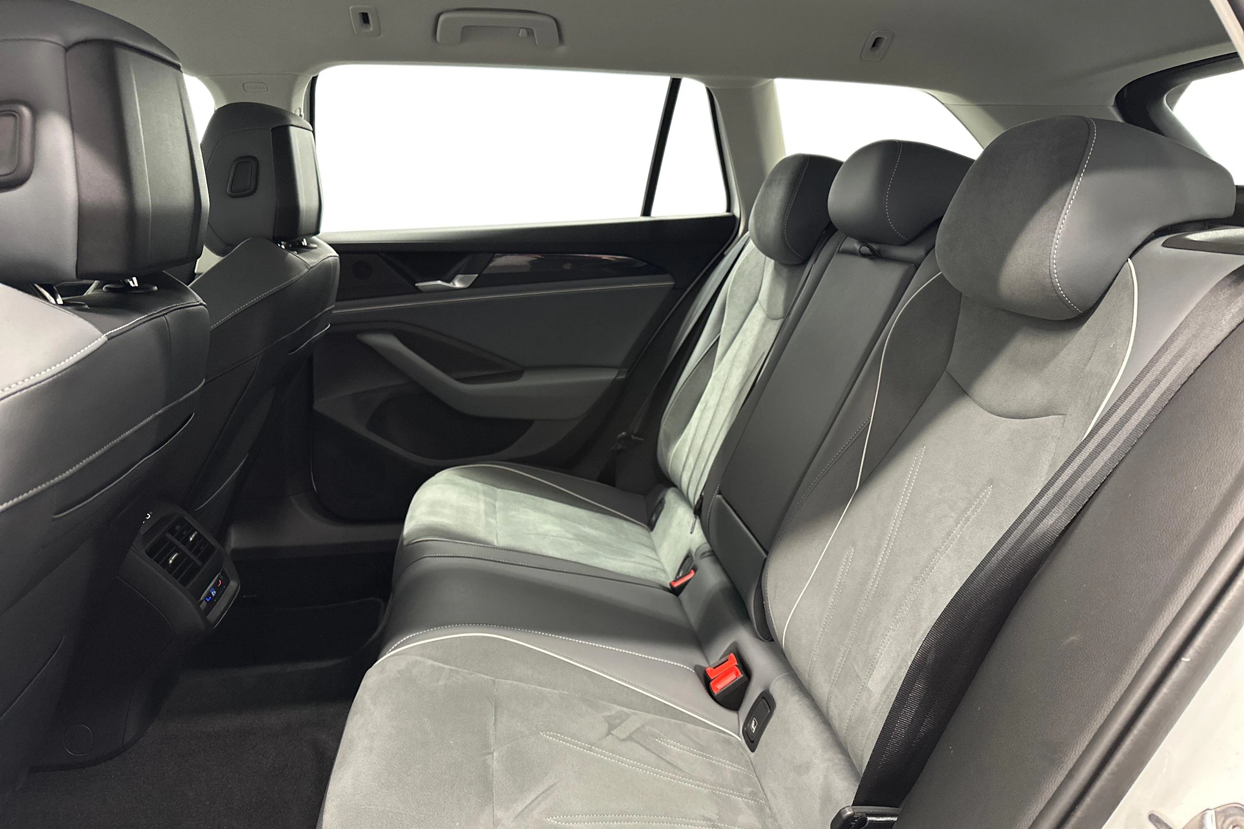 valkoinen Volkswagen Passat 2025 kuva 11.