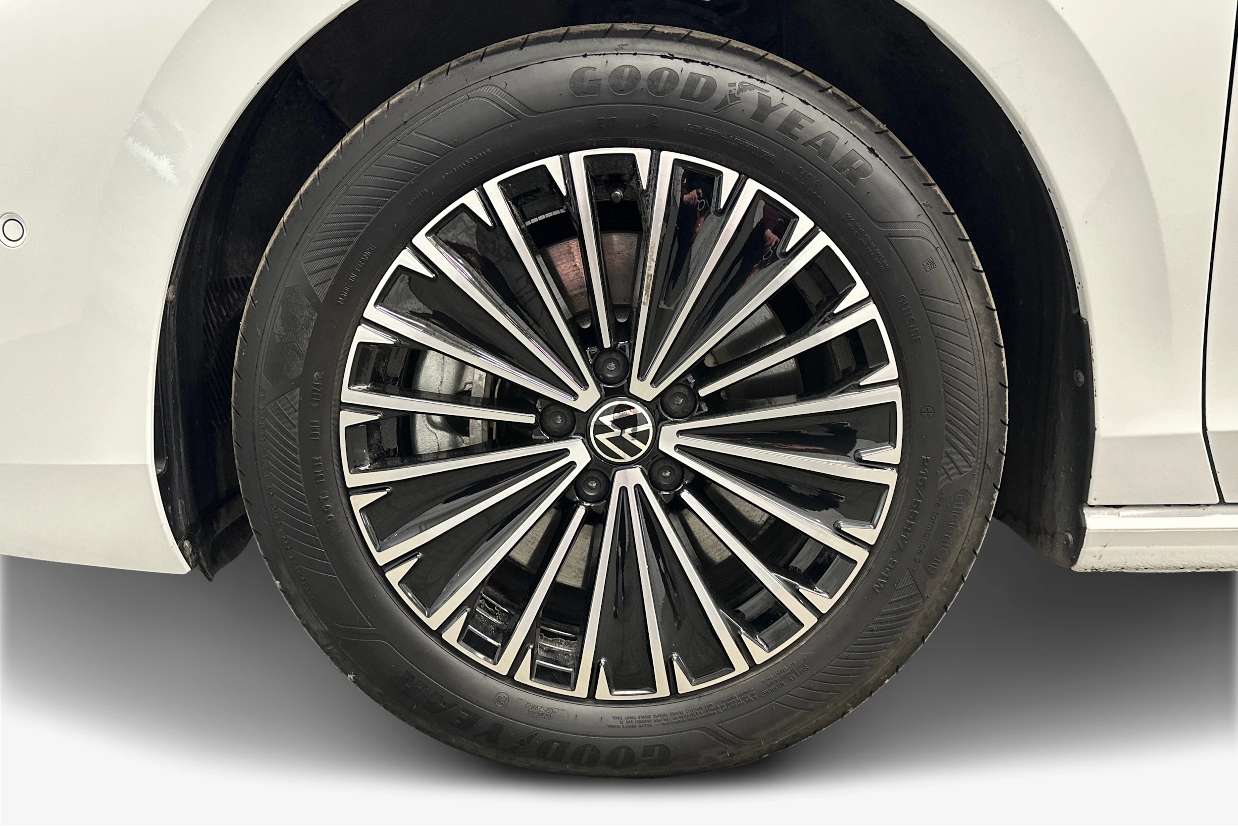 valkoinen Volkswagen Passat 2025 kuva 12.