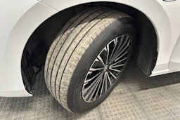 valkoinen Volkswagen Passat 2025 kuva 13.