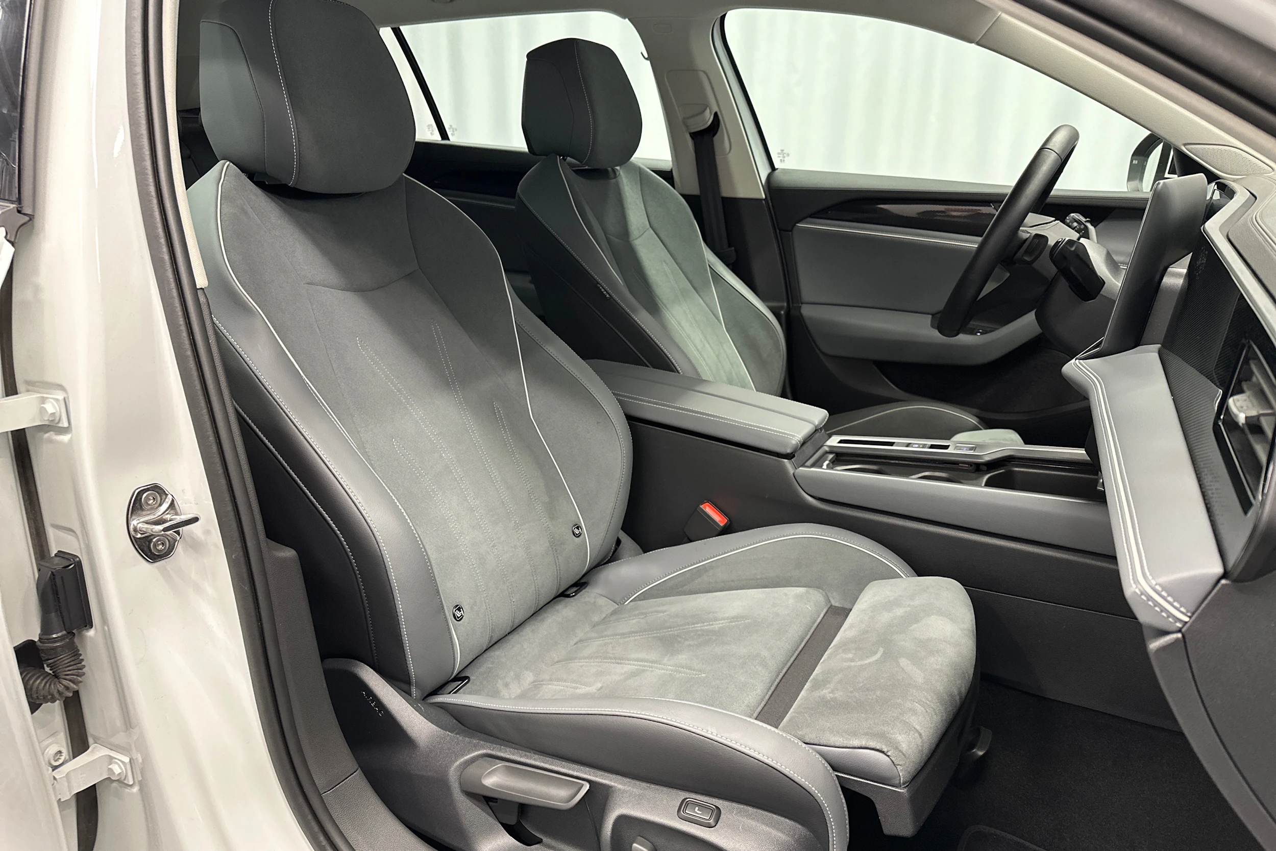 valkoinen Volkswagen Passat 2025 kuva 15.