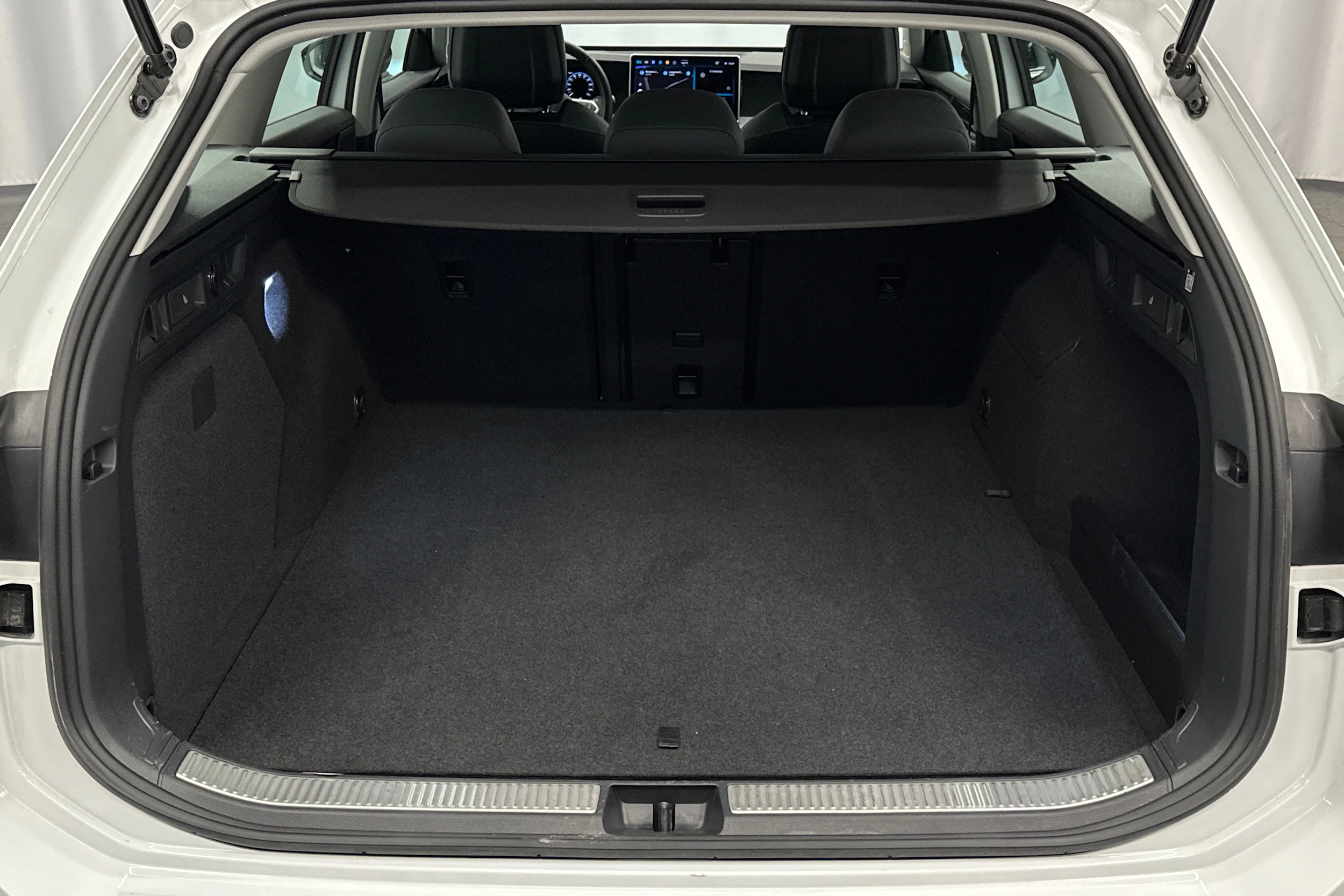 valkoinen Volkswagen Passat 2025 kuva 17.
