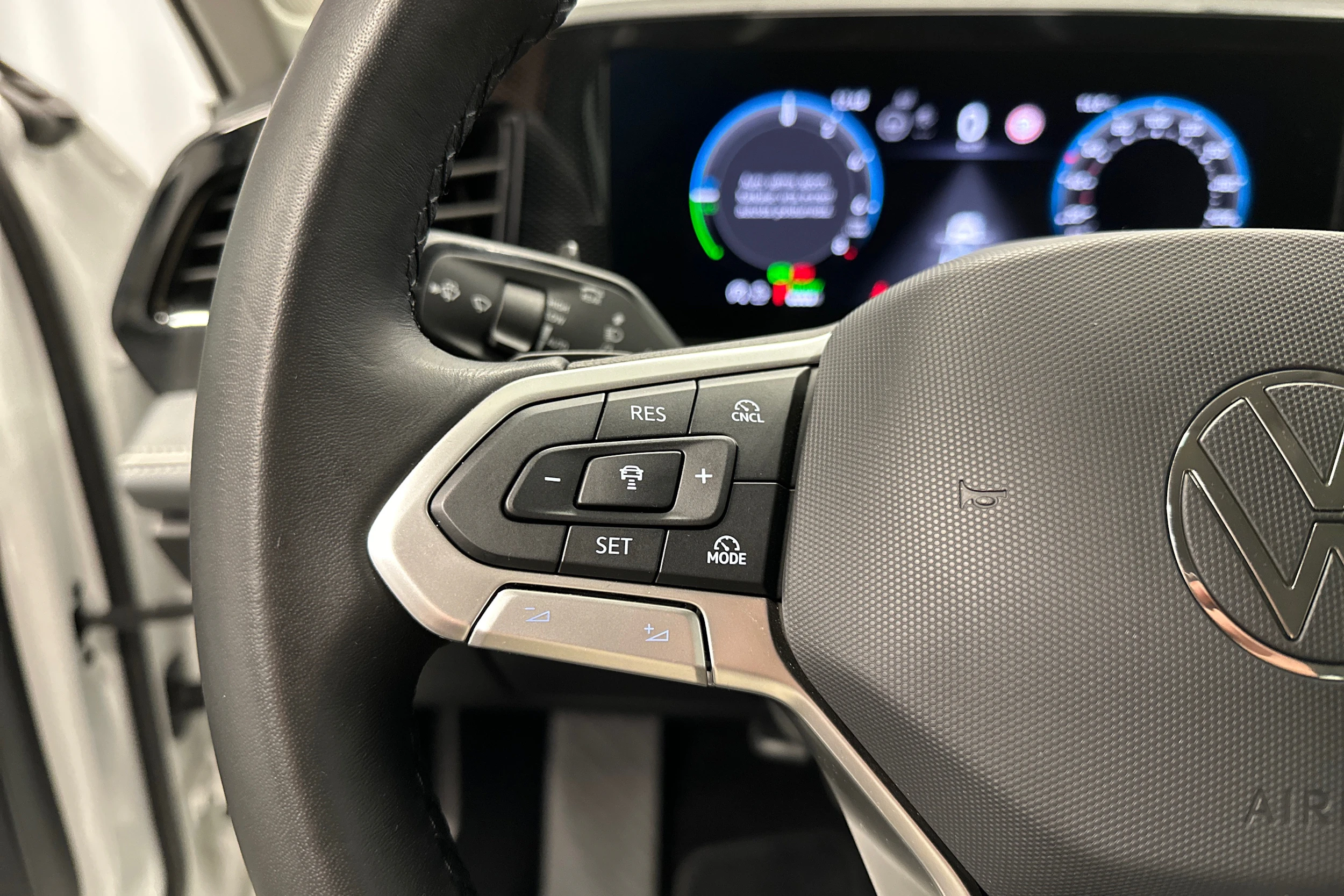 valkoinen Volkswagen Passat 2025 kuva 18.