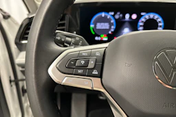 valkoinen Volkswagen Passat 2025 kuva 18.