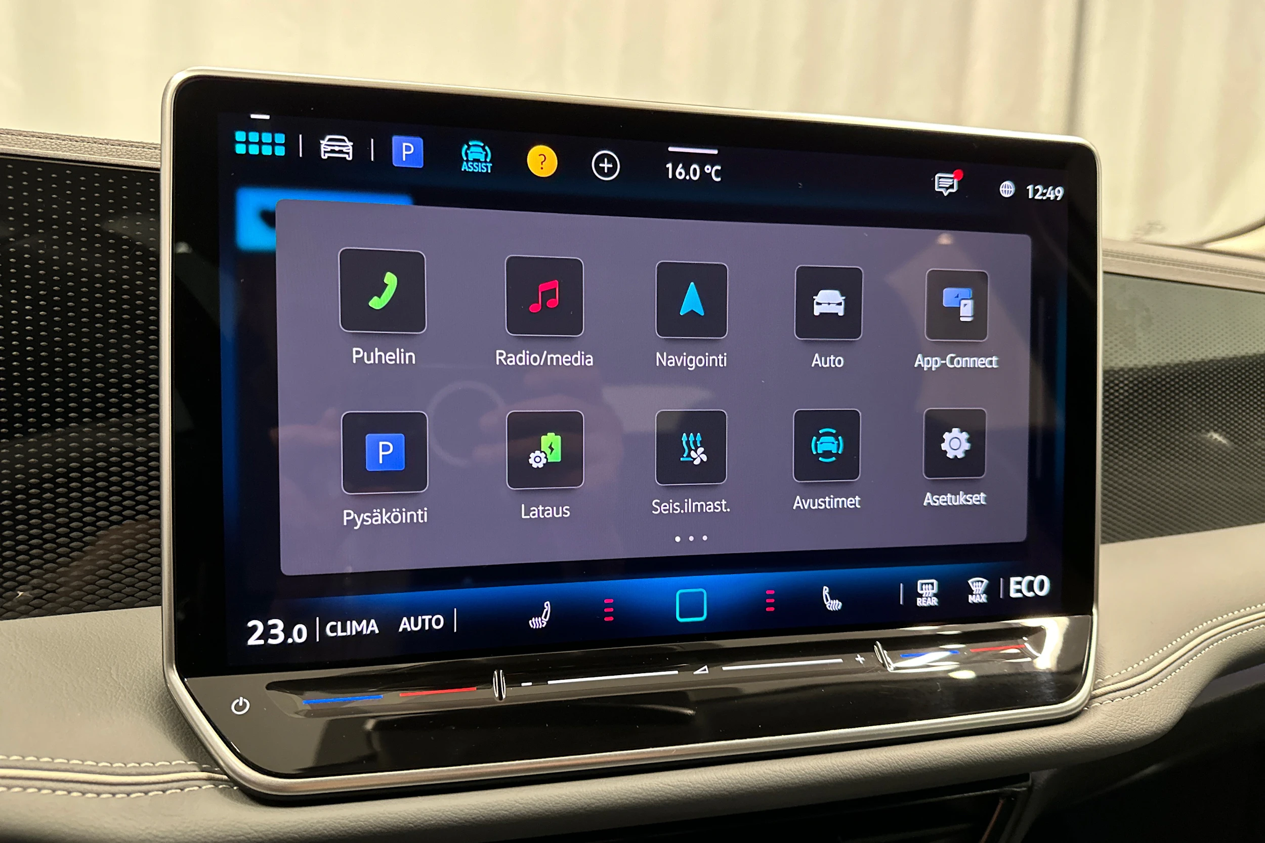 valkoinen Volkswagen Passat 2025 kuva 21.