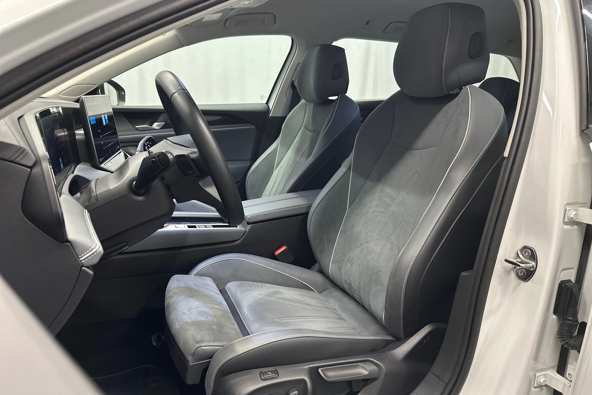 valkoinen Volkswagen Passat 2025 kuva 30.