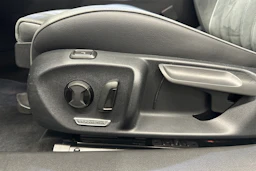 valkoinen Volkswagen Passat 2025 kuva 31.