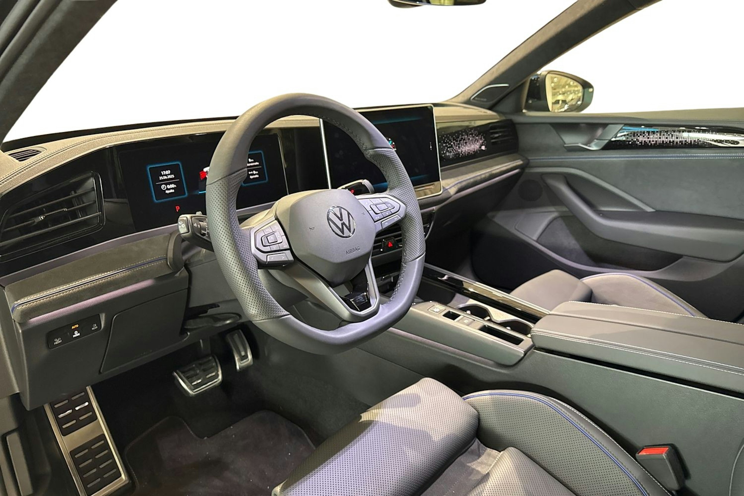 musta Volkswagen Passat 2025 kuva 6.