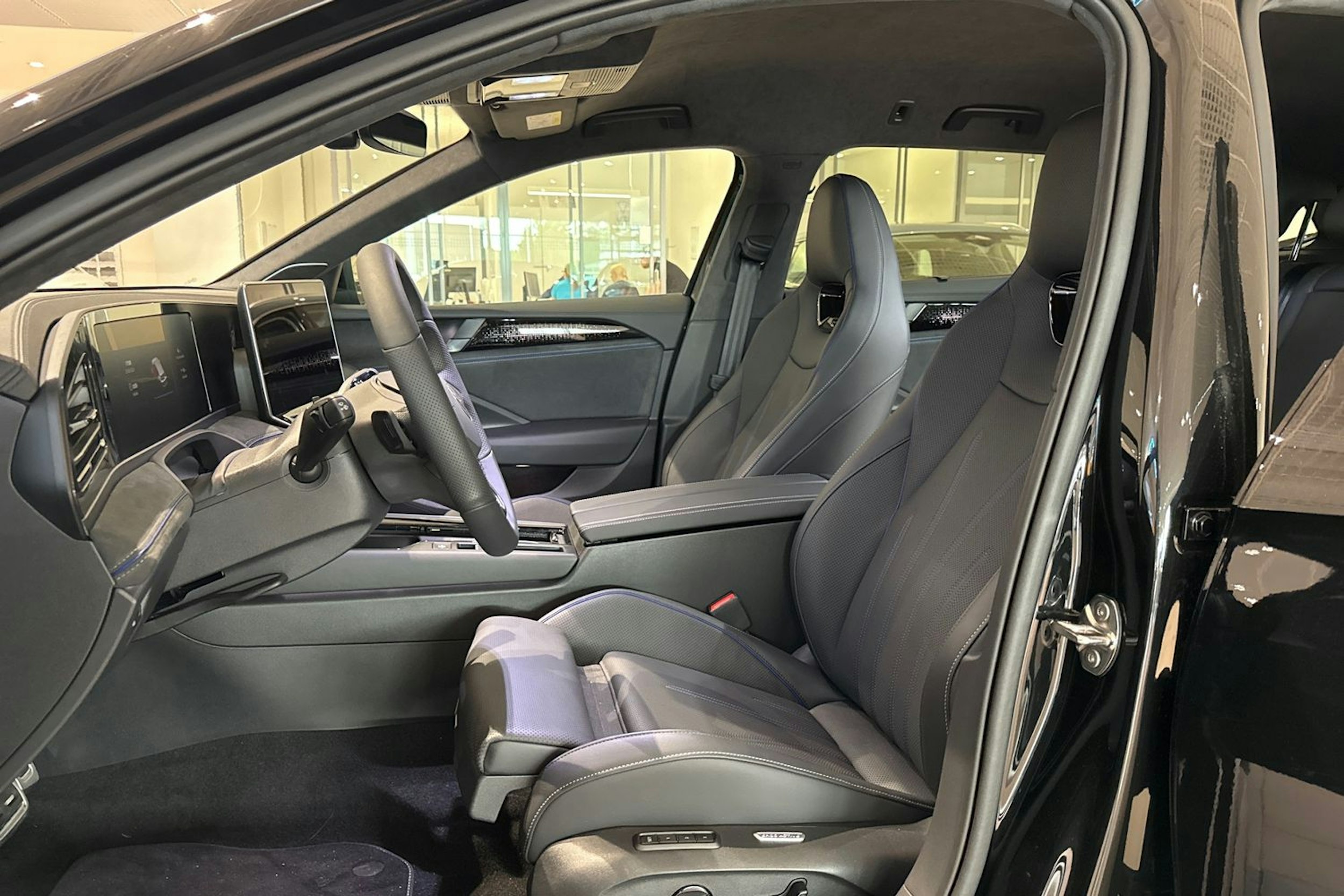 musta Volkswagen Passat 2025 kuva 11.