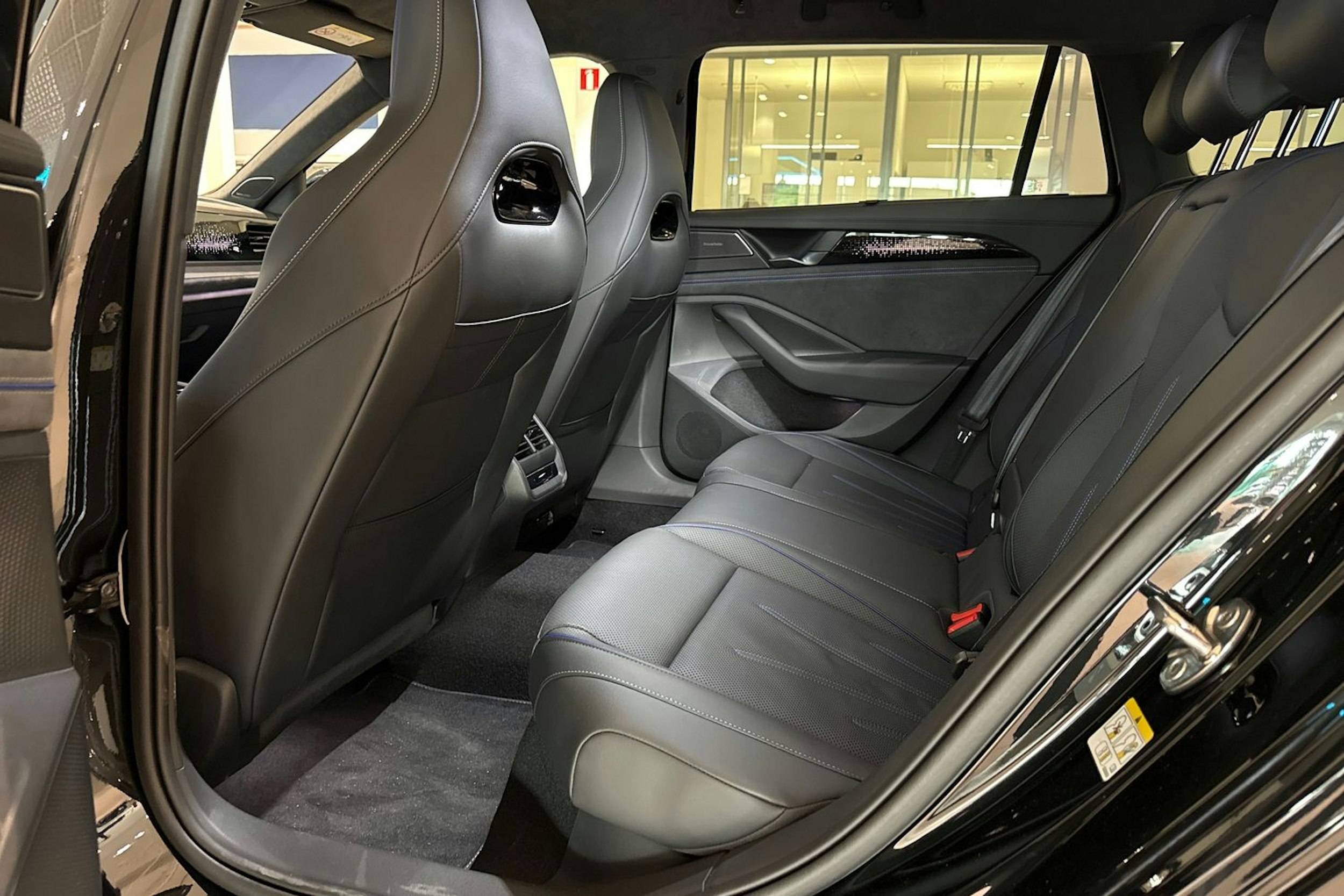 musta Volkswagen Passat 2025 kuva 12.