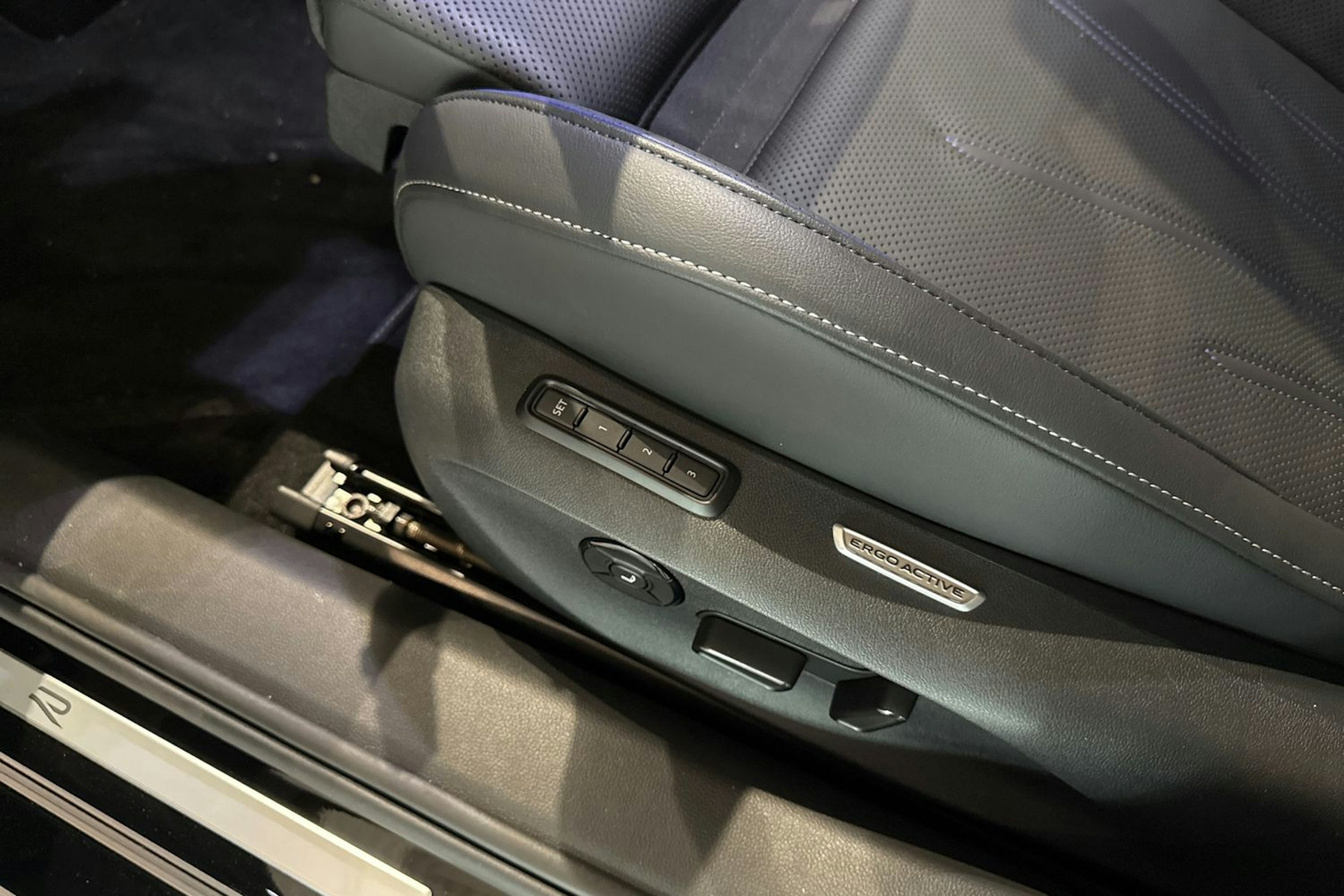 musta Volkswagen Passat 2025 kuva 13.