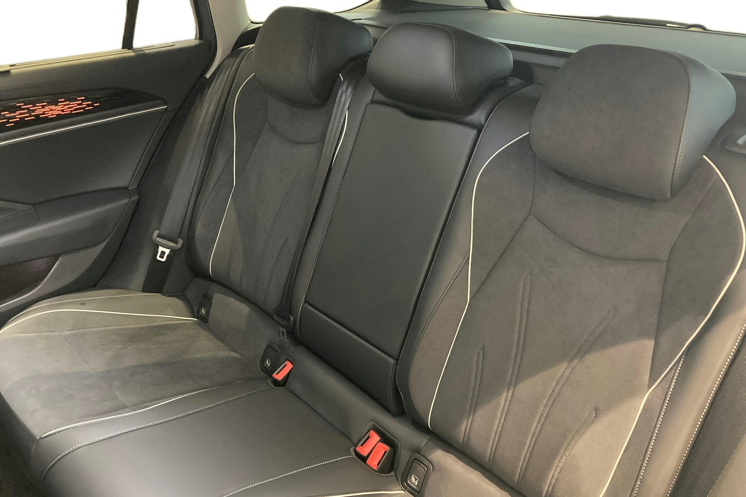 vihreä Volkswagen Passat 2025 kuva 8.