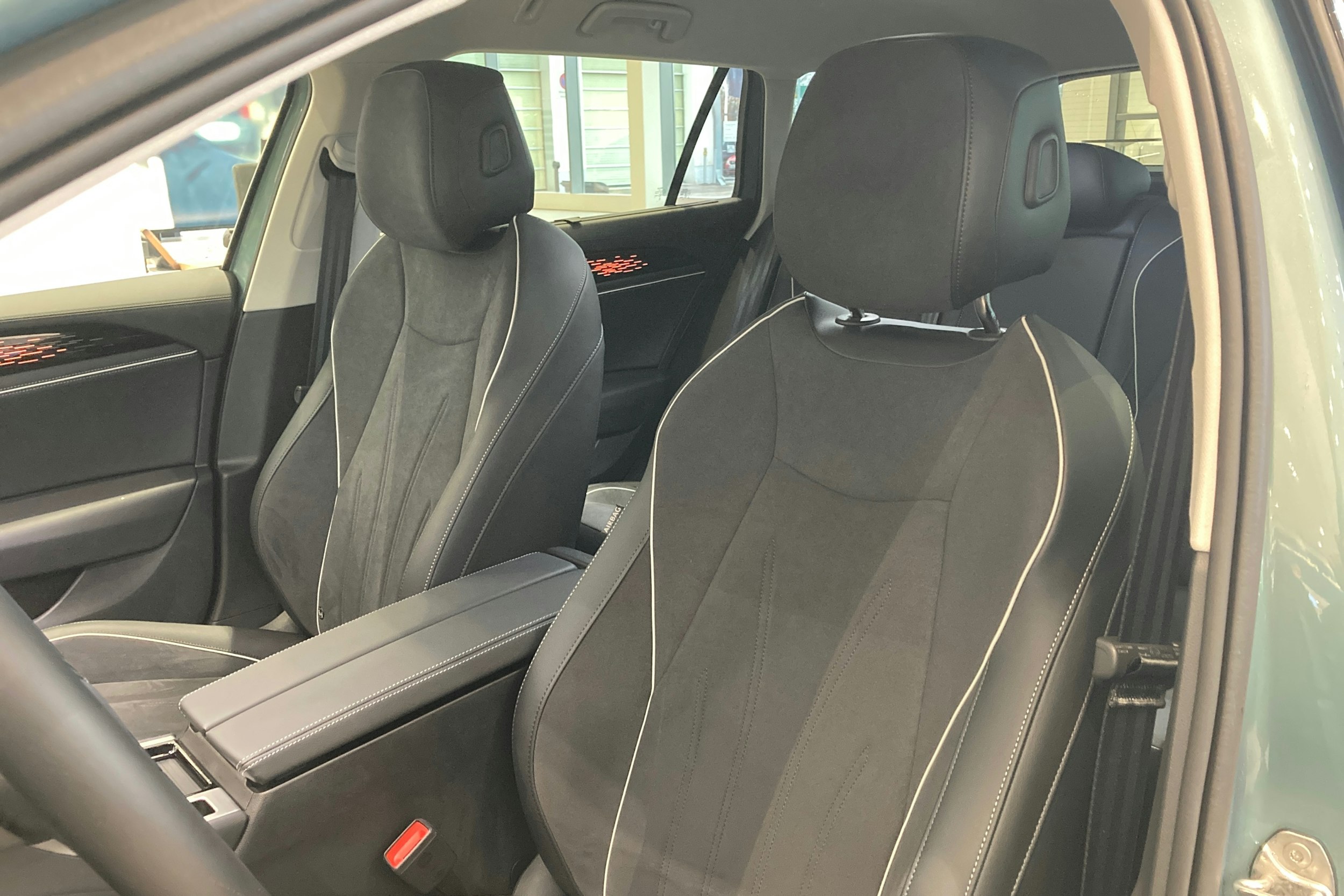 vihreä Volkswagen Passat 2025 kuva 11.