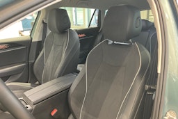 vihreä Volkswagen Passat 2025 kuva 11.