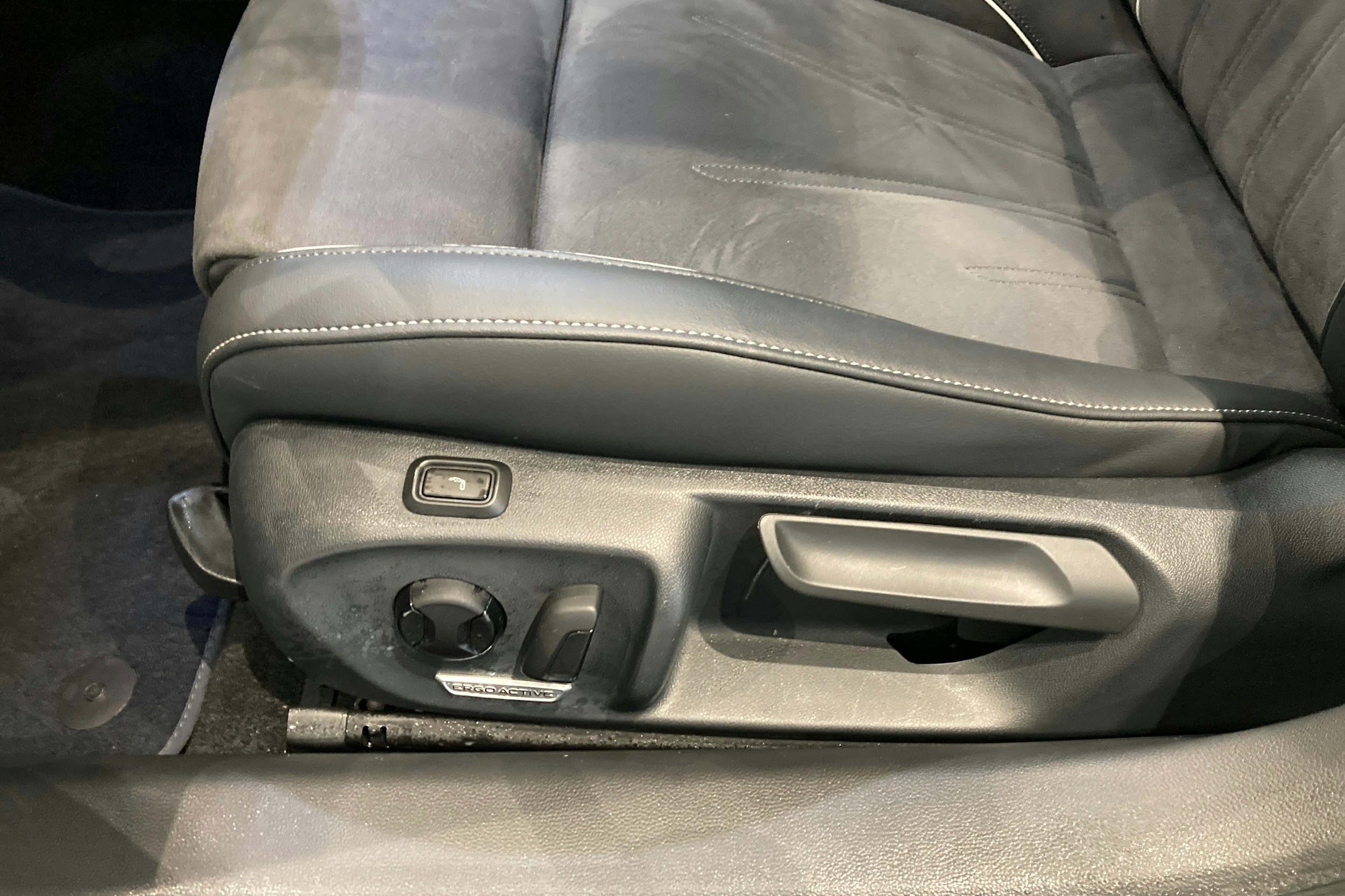 vihreä Volkswagen Passat 2025 kuva 12.