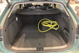 vihreä Volkswagen Passat 2025 kuva 19.