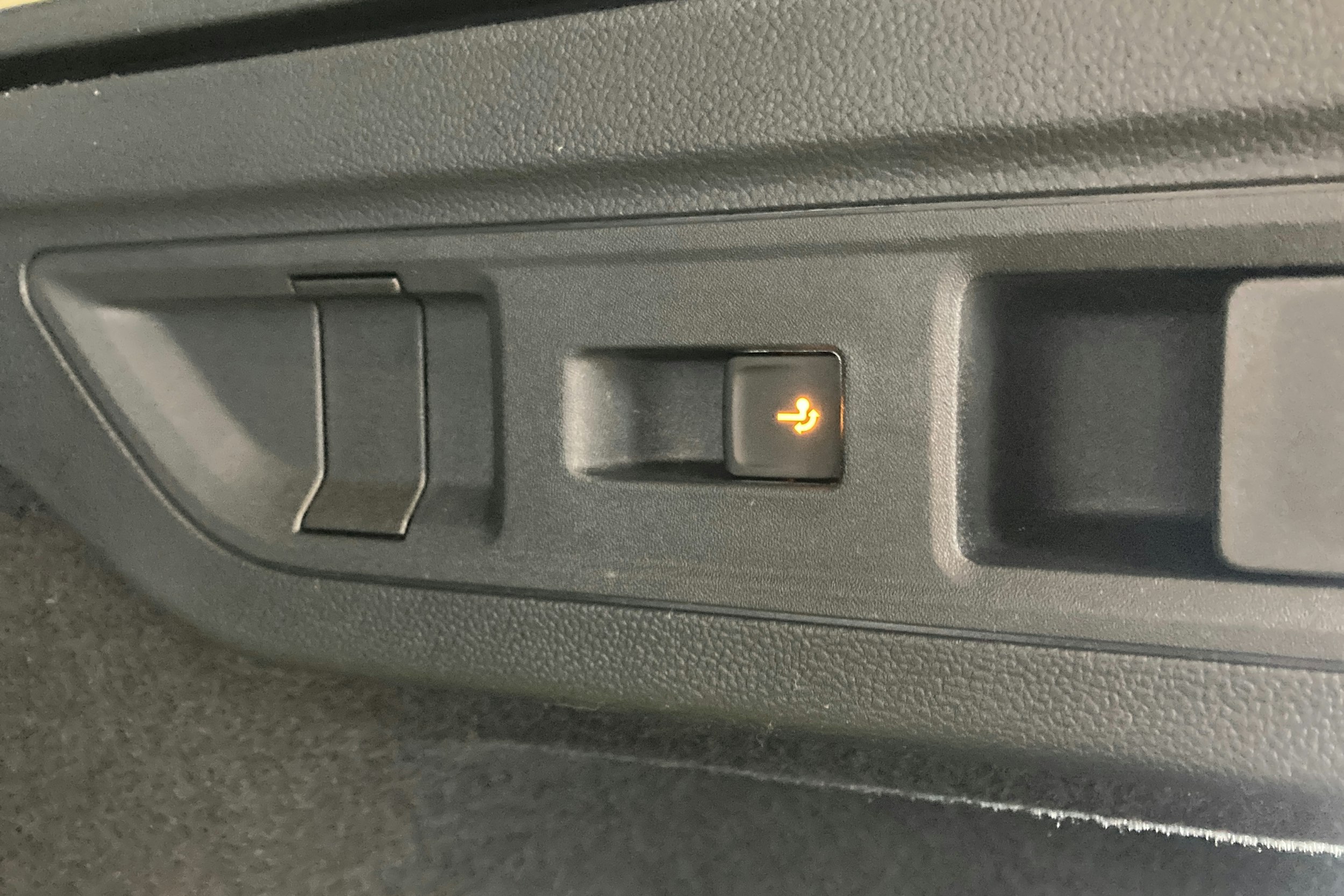 vihreä Volkswagen Passat 2025 kuva 20.