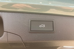 vihreä Volkswagen Passat 2025 kuva 22.