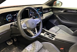 punainen Volkswagen Passat 2025 kuva 3.