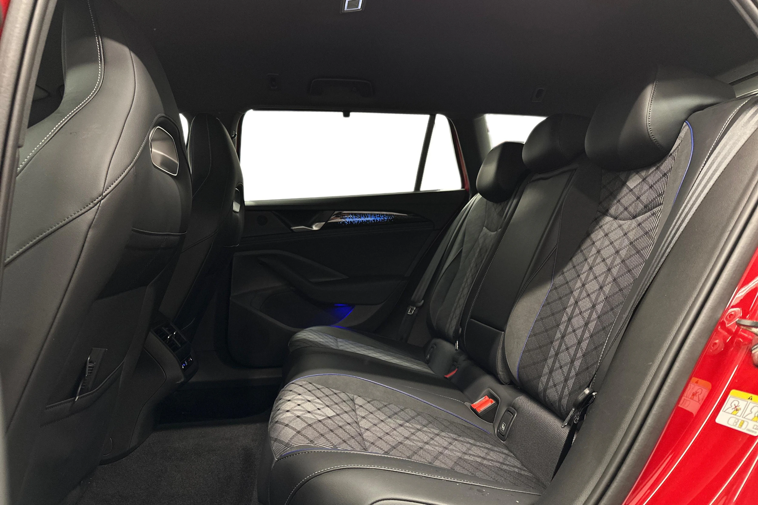 punainen Volkswagen Passat 2025 kuva 8.