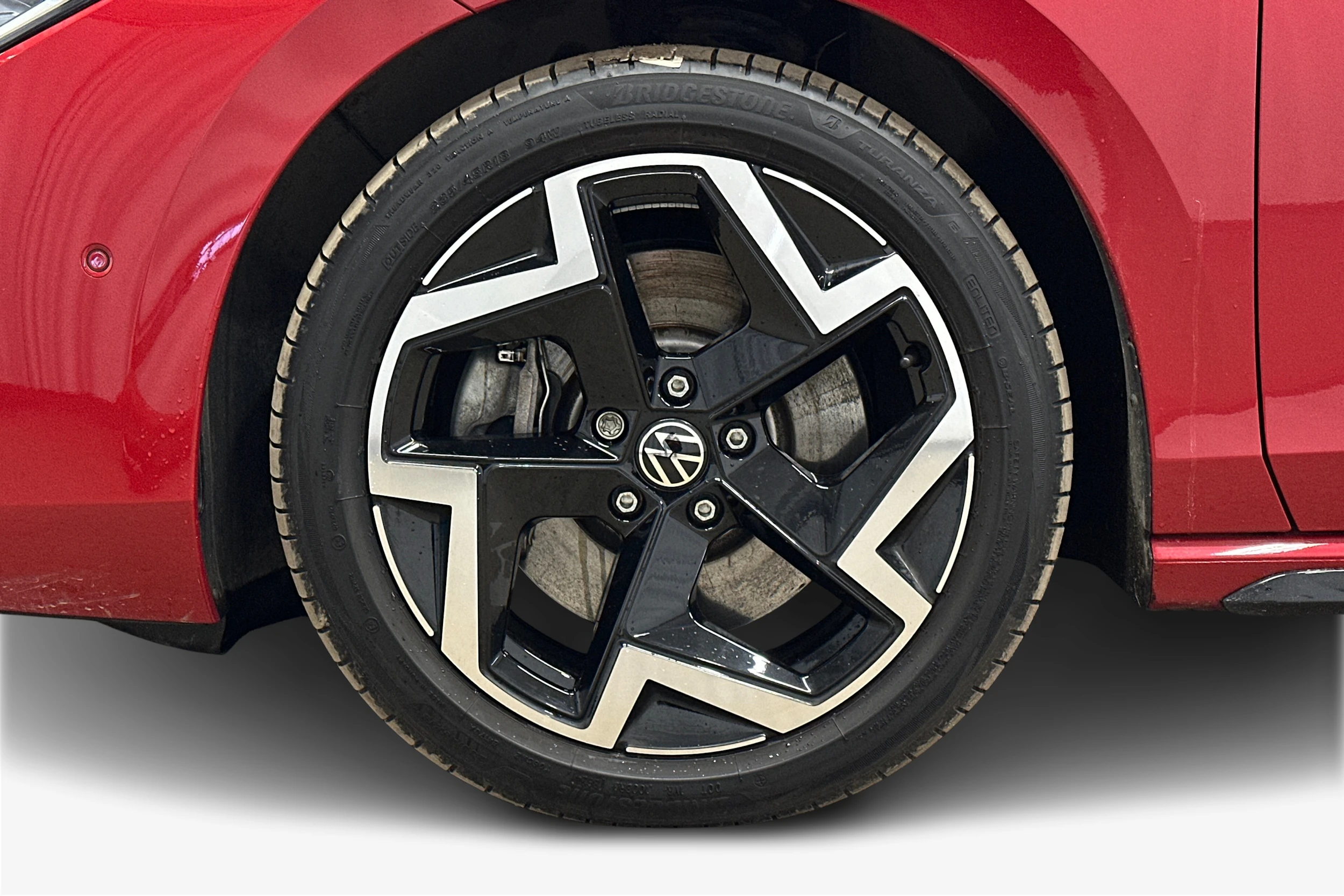 punainen Volkswagen Passat 2025 kuva 9.