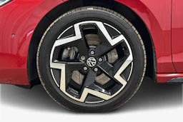 punainen Volkswagen Passat 2025 kuva 9.