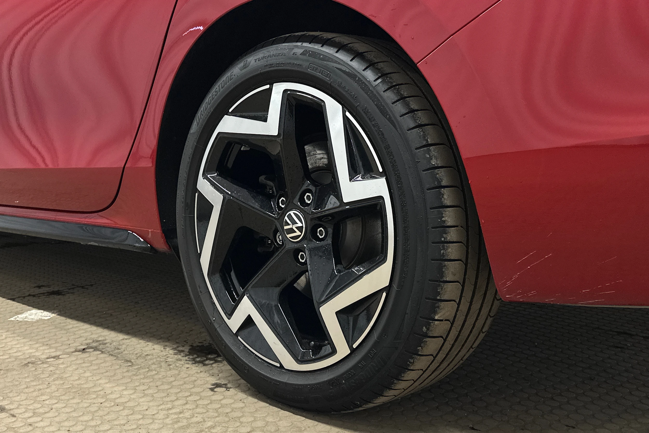 punainen Volkswagen Passat 2025 kuva 10.